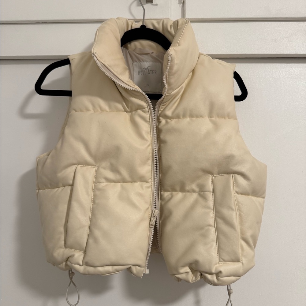 Hollsiter vegan leather puffer vest white